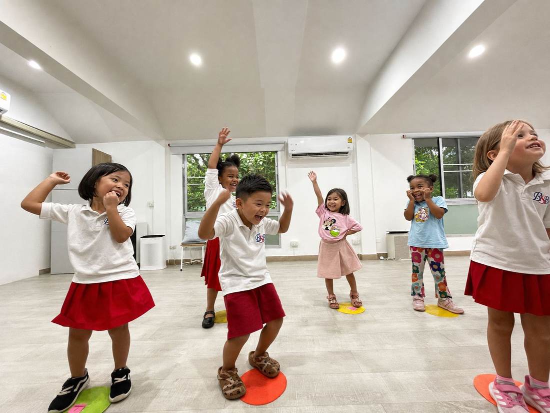 Students dancing together during Dance Fitness / Dance