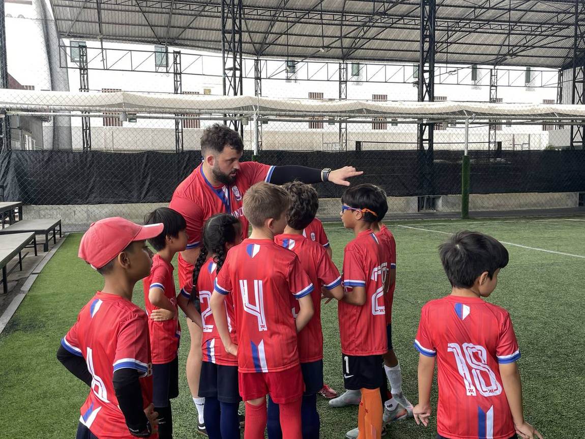 A coach briefing the team during the football competition