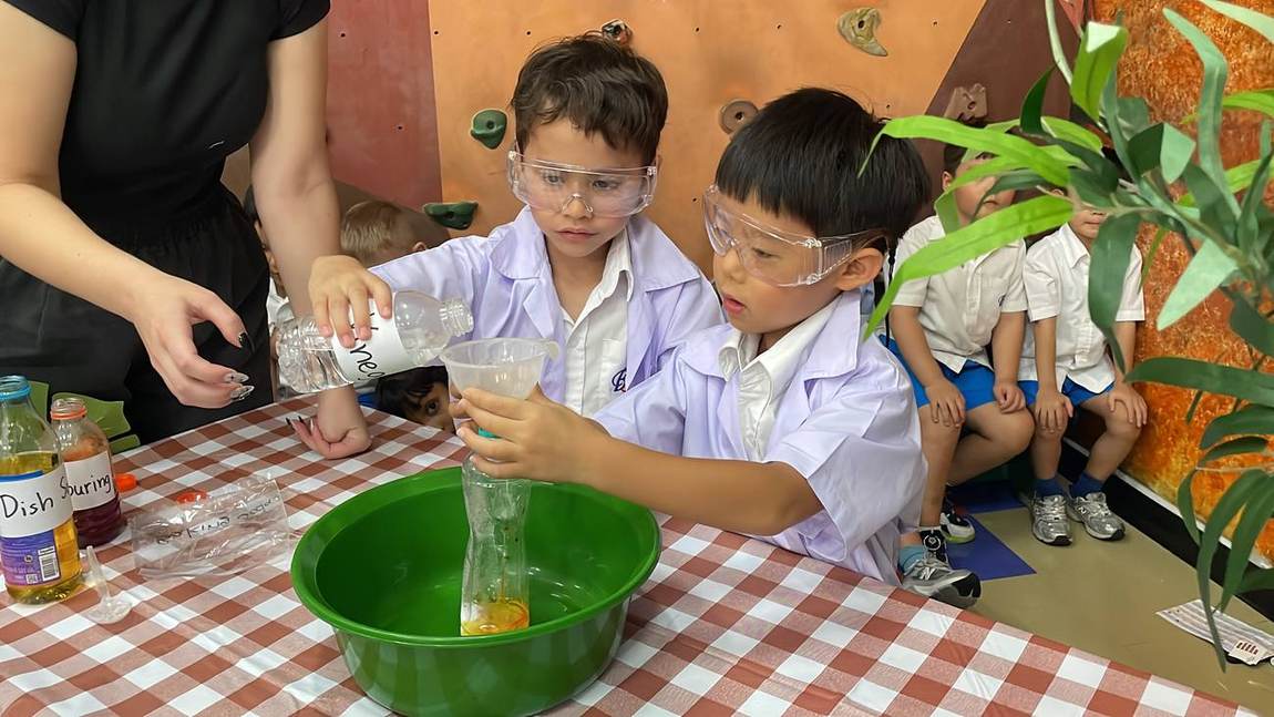Students mixing colours in a Science Week experiment